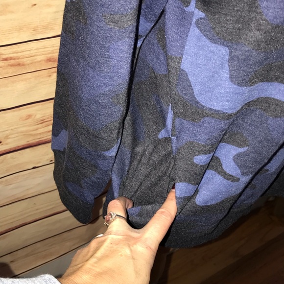 🚫SOLD🚫 VS PINK Camo Sherpa Funnel Neck Pullover - Picture 5 of 6